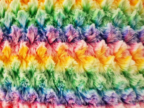 彩虹人造条纹毛皮织物的特写 — 图库照片