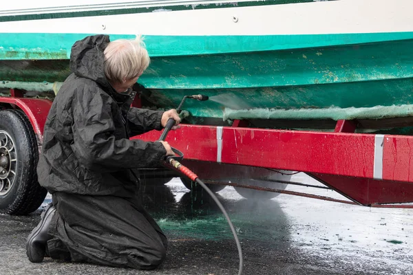 Kaukasische Man Schoonmaken Boot Romp Met Hogedrukreiniger — Stockfoto