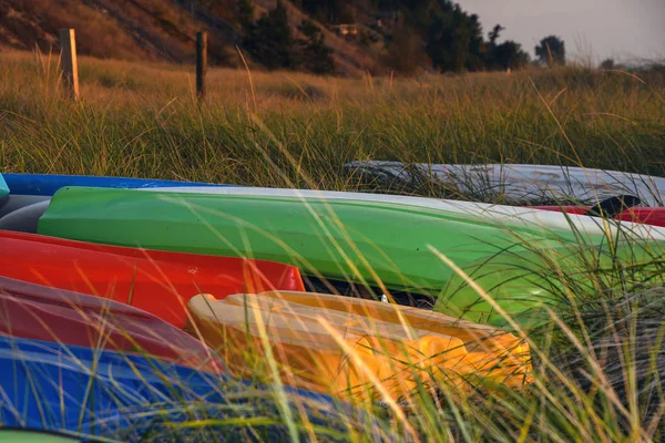 Kayak Colorati Erba Spiaggia Con Bagliore Sole Del Mattino — Foto Stock