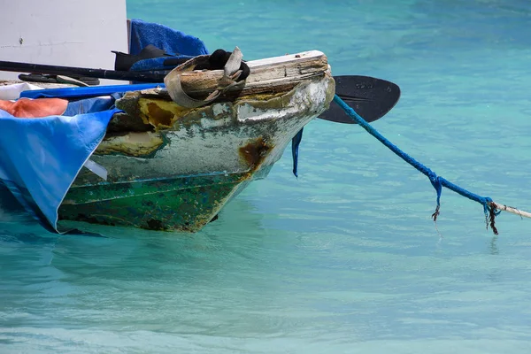 Velho Barco Pesca Cheio Lixo Amarrado Por Corda Desgastada Água — Fotografia de Stock