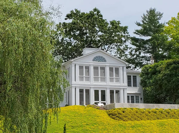 Weißes Ferienhaus Mit Terrassenförmigem Sedum Boden Vorgarten — Stockfoto