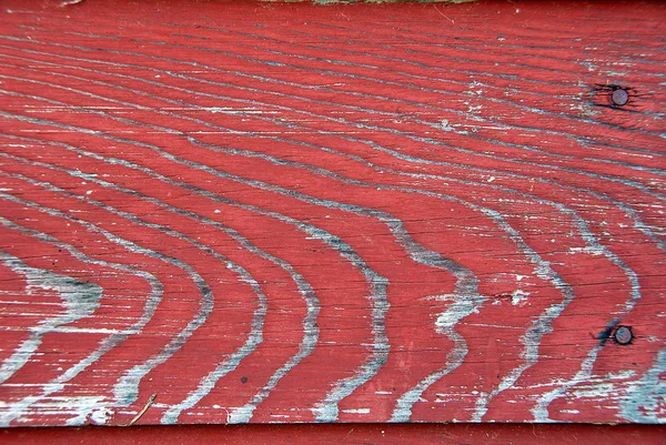 Verblasste Rote Farbe Auf Verwittertem Holz Mit Nägeln — Stockfoto
