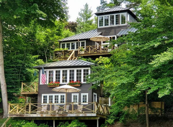 Summer Cottage Multiple Levels Architectural Design Green Trees Hill Slope — Stock Photo, Image