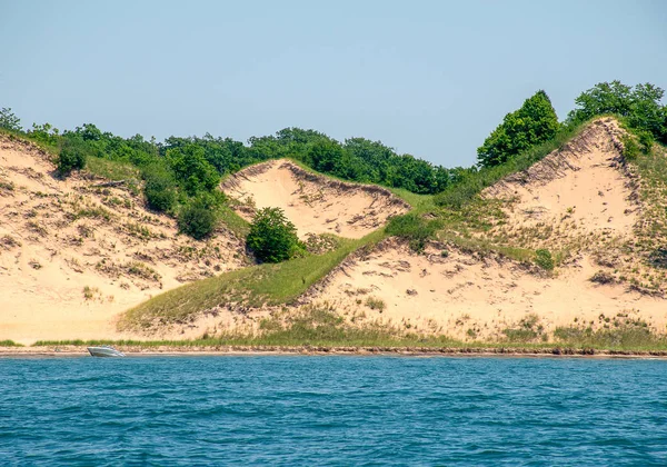 青い水と砂丘のあるミシガン湖の海岸線 — ストック写真