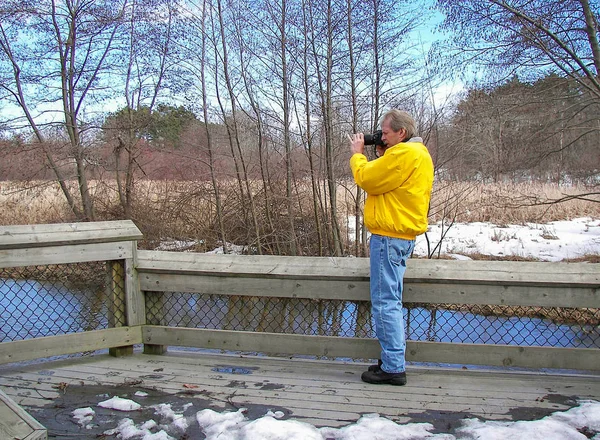 Maschio Fotografo Caucasico Fotografare Zone Umide Invernali — Foto Stock