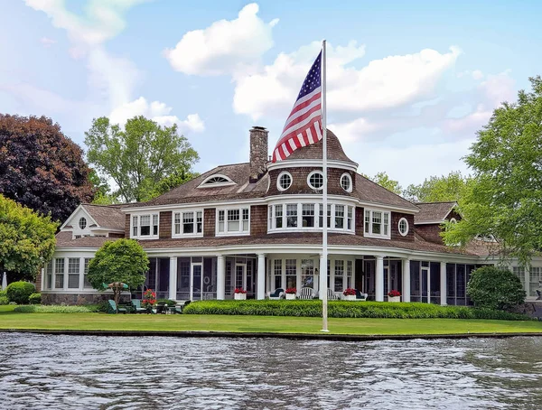 Πολυτέλεια Στο Ποτάμι Καλοκαιρινό Σπίτι Αμερικάνικη Σημαία Φωτογραφία Αρχείου