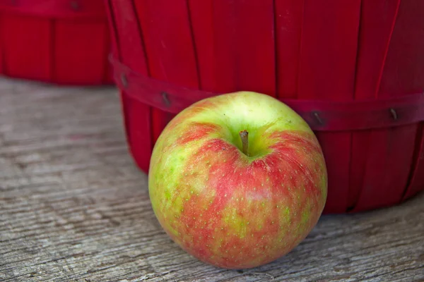 Primer Plano Manzana Madura Por Cesta Bushel Rojo —  Fotos de Stock