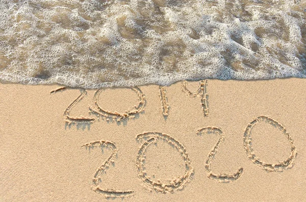 Πρωτοχρονιά 2020 Στην Παραλία Άμμου Στην Άκρη Του Νερού Royalty Free Εικόνες Αρχείου
