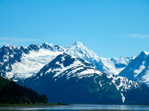 Catena Montuosa Dell Alaska Innevata Vista Panoramica Sull Acqua — Foto Stock