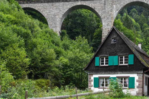 Uriges Deutsches Haus Mit Grünen Fensterläden Alten Bahnbock Den Bergen — Stockfoto