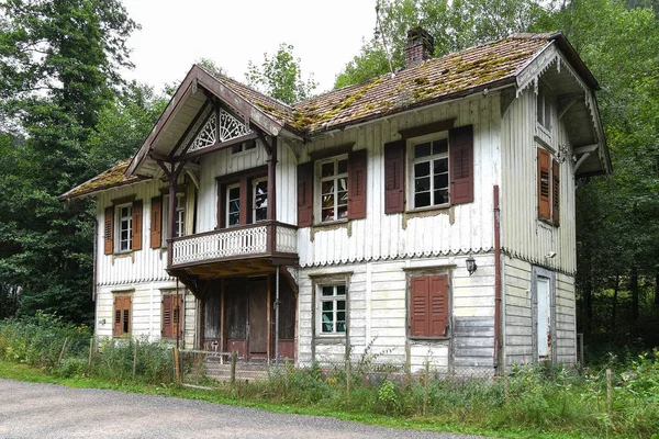 Εγκαταλελειμμένο Παλιό Σπίτι Αχυρένια Στέγη Στο Μέλανα Δρυμό Γερμανία — Φωτογραφία Αρχείου