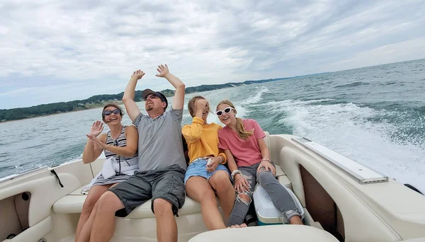 Καυκάσιος Αμερικάνικη Οικογένεια Που Διασκεδάζει Ιππασία Μια Βάρκα Ρεύμα Στη Royalty Free Εικόνες Αρχείου