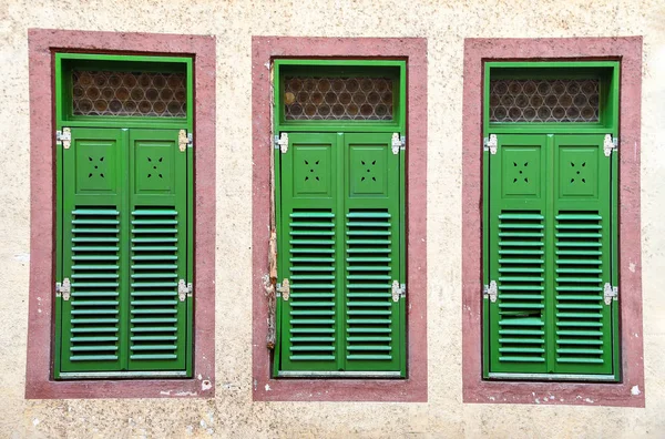 Reihe Deutscher Hausfenster Mit Hellgrünen Fensterläden — Stockfoto