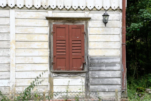 Vecchia Casa Con Persiane Legno Chiuse Marroni Sulla Finestra — Foto Stock