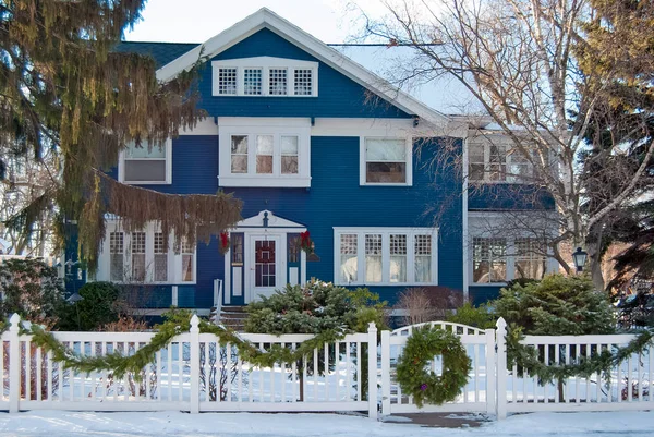 Μπλε Σπίτι Χριστουγεννιάτικο Στεφάνι Στην Πύλη Φράχτη Χειμώνα — Φωτογραφία Αρχείου