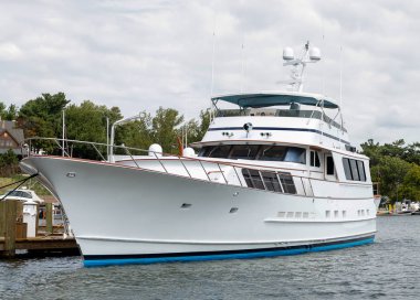 lüks beyaz yat göl marina demirledi 