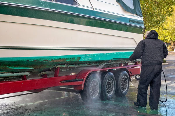 Hombre Lavado Potencia Casco Del Barco Con Lavadora Alta Presión —  Fotos de Stock