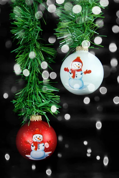 Nahaufnahme Von Rot Weißem Weihnachtsschneemannschmuck Mit Bokeh Beleuchtung Auf Schwarz — Stockfoto