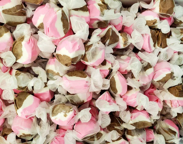 Doce Taffy Água Salgada Rosa Marrom Embrulhado Papel Branco — Fotografia de Stock