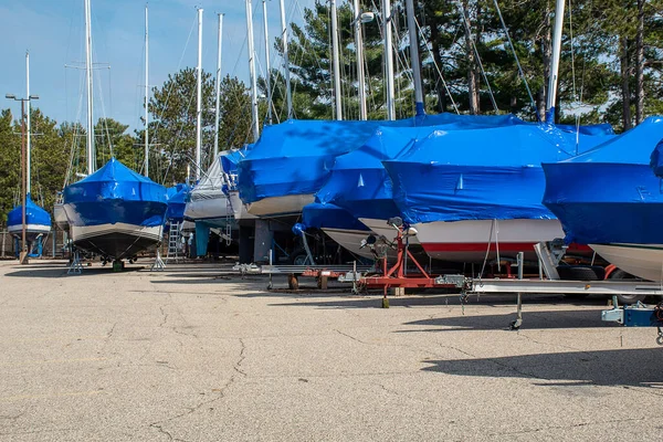 户外贮藏库中一排蓝色收缩包装的帆船 — 图库照片