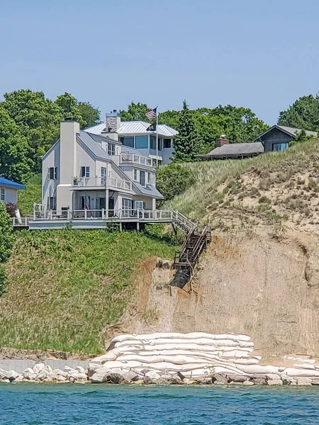 夏の湖畔の家砂袋と砂丘浸食 — ストック写真
