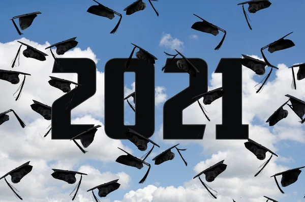 Tappi Graduazione Neri Cielo Con Nuvole Testo 2021 — Foto Stock