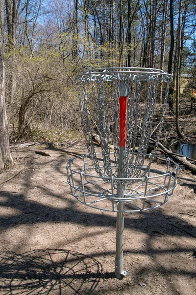 Lege Metalen Schijf Golfkooi Het Voorjaar Bos — Stockfoto