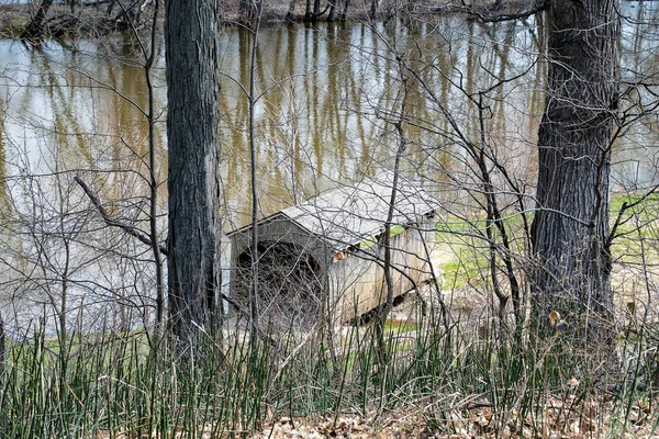 Alte Hölzerne Brücke Von Michigan Bäumen Fluss — Stockfoto