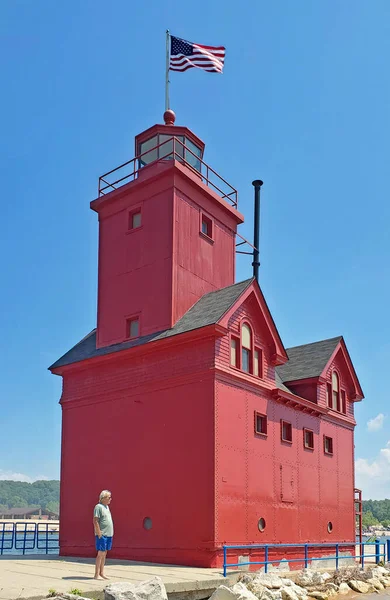 Kaukasier Steht Großen Roten Leuchtturm Holland — Stockfoto