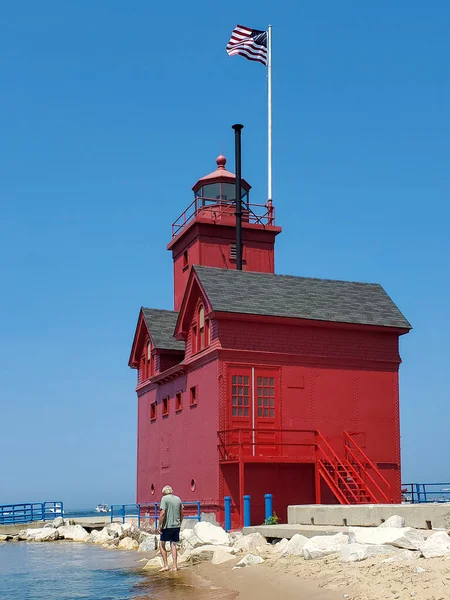 Hombre Caminando Por Gran Faro Rojo Holanda Michigan — Foto de Stock