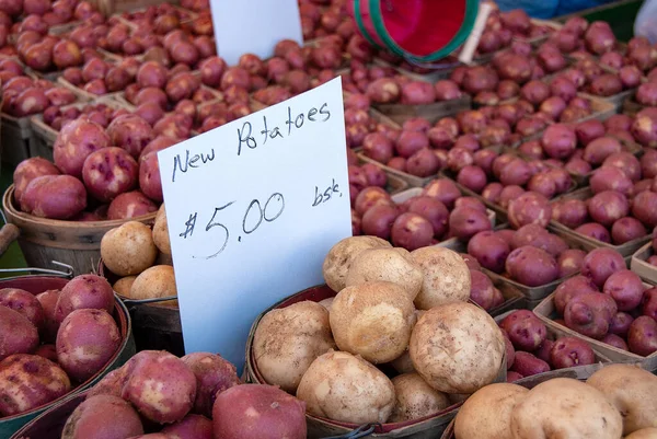 Neue Kartoffeln Mit Hinweisschild Scheffelkörben Auf Dem Bauernmarkt — Stockfoto