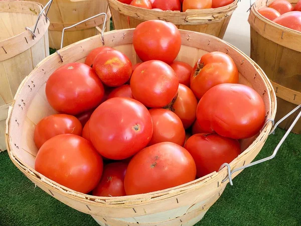 Ripe Tomatoes Wooden Bushel Basket Market — Stock Photo, Image