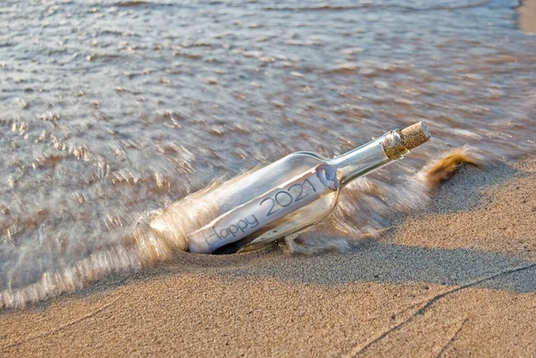 2021年新年祝词 装在沙滩上的瓶子里 — 图库照片