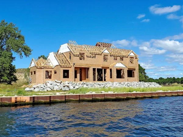 Groot Nieuw Huis Aanbouw Aan Rivierrand — Stockfoto