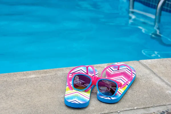 Chevron Pattern Flip Flops Swimming Pool Sunglasses — Stock Photo, Image