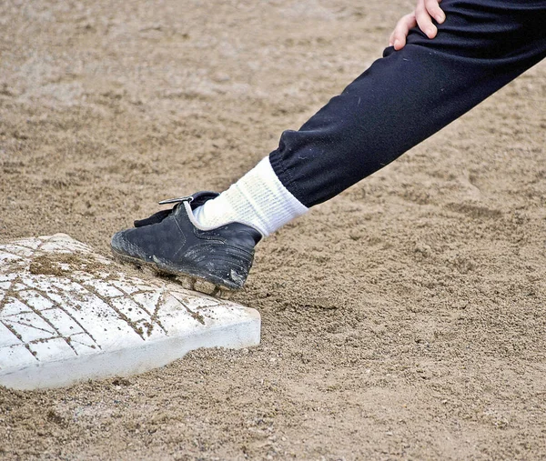 Zbliżenie Stopy Baseballisty Pierwszej Bazie — Zdjęcie stockowe