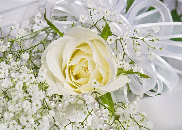 Gros Plan Rose Mariage Blanche Avec Chaîne Perles Sur Satin — Photo