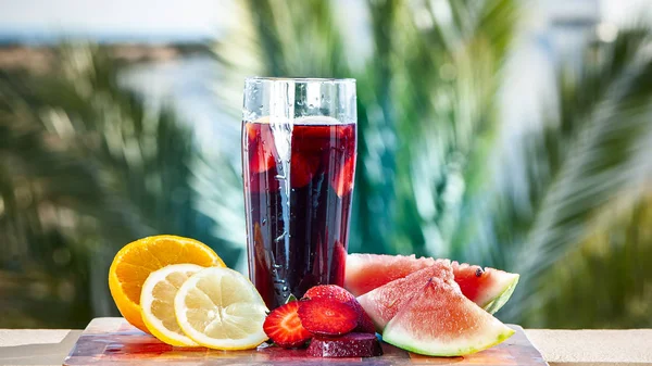 Copa Vino Sangría Sobre Fondo Natural Palmas Verdes Rodeado Fruta — Foto de Stock