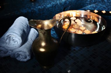 Sahne hamam Hamam, spa prosedürler. Sürahi copper, yanan mumlar, beyaz havlu ile kase