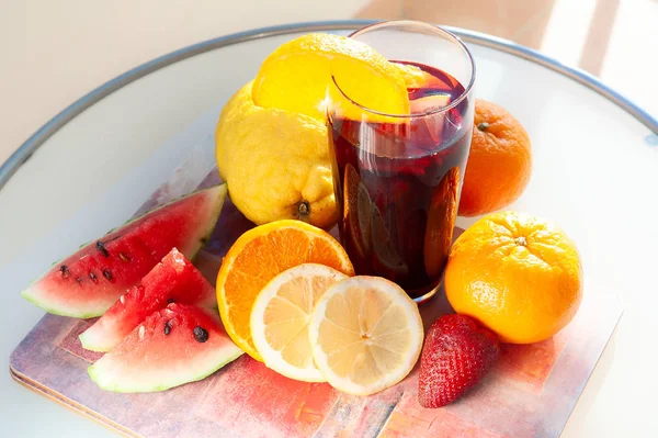 Copo Vinho Sangria Fundo Natural Cercado Por Frutas Frescas Citrinos — Fotografia de Stock