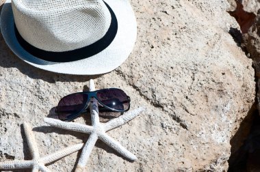Plaj, rekreasyon, tatil Tema. Hasır şapka, gözlük ve deniz yıldızı
