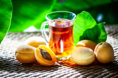 Kayısı, organik çay, taze kayısı meyve tam ve yarım doğal tropikal arka plan üzerinde yapılan meyve çay.