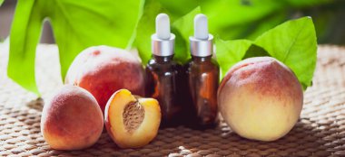 Şeftali yağı, taze Şeftali meyve bütün ve doğal tropikal arka plan üzerinde yarım şişe. Homeopatik ve bitkisel tıp.