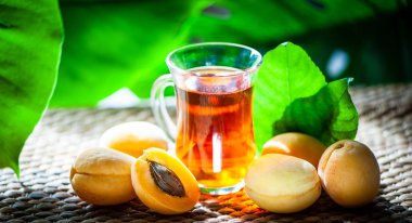 Meyve çay pricots, organik çay, taze kayısı meyve tam ve yarım yapılmış