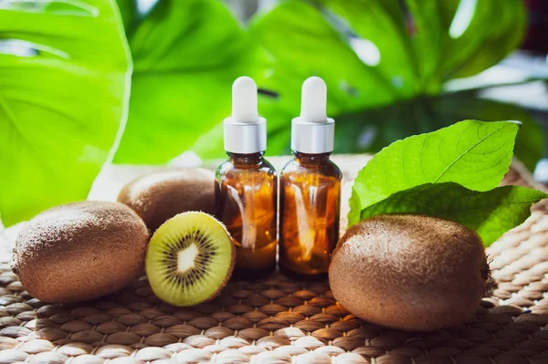 Flaskor Med Kiwi Olja Färsk Frukt Hela Och Halva Naturlig — Stockfoto