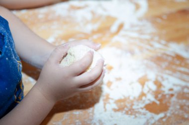 Hamur ve un üzerine boya çocuk aşçı. Yemek yemek çocuk yardım kavramı