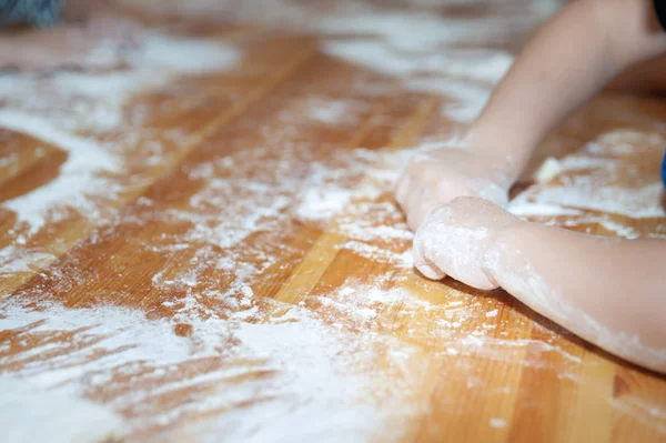 Bambini Cucinano Pasta Dipingono Farina Concetto Assistenza Bambini Nella Cottura — Foto Stock