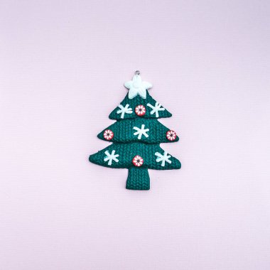 Düz bir arka plan üzerinde şık Noel ağacı. Minimalizm, yukarıdan görünüm yat