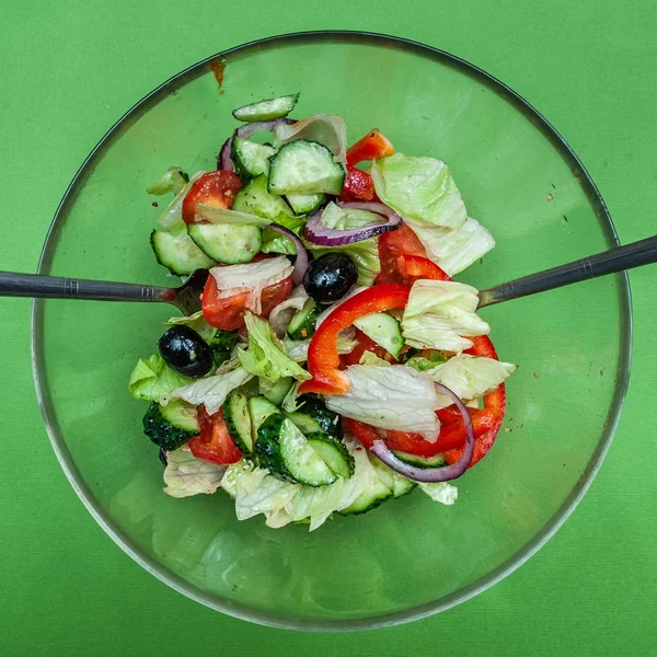 Griechischer Salat Mit Frischem Gemüse Stilvolles Foto Grünen Quadrat Diätfutter — Stockfoto