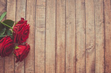 Ahşap arka plan, metin için yer üzerinde üç gül